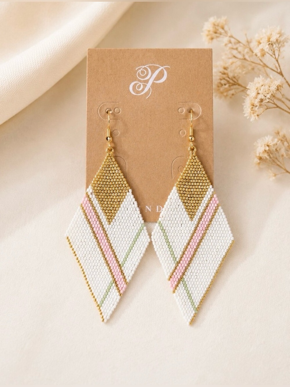 🩷 NEW 🩷 Plunder Gold, Pink & White Beaded Chevron Drop Earrings 🩷